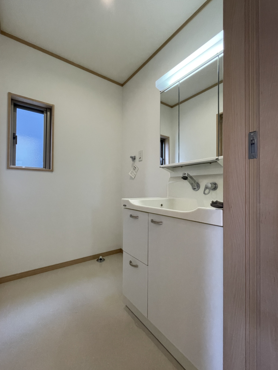 脱衣所も窓付き。湿気の強い時期も換気楽々！