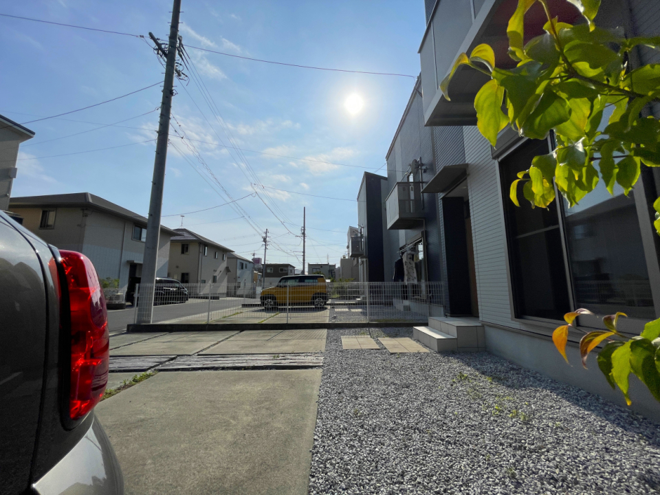 普通車のMINIを停めてもお庭はゆったり使えそう。