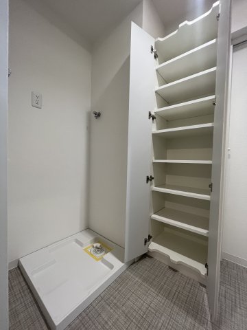 パウダールームの収納。洗濯機置き場の横なので、洗剤などを入れると便利。