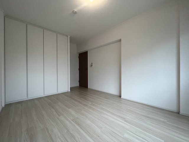 どの寝室にもクローゼットがついていて便利。