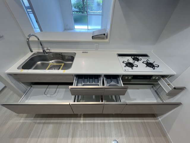 シンク、作業スペース共に広く、3口コンロで、非常に使いやすそうなシステムキッチン。