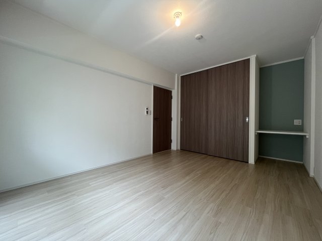 主寝室。奥の収納の色味がかわいいですね。