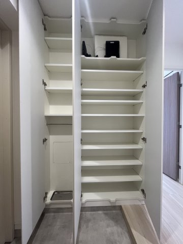 玄関横のシューズクローゼット。高さのある棚もあって便利。