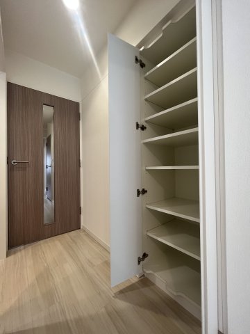 廊下にも収納が設置されています。