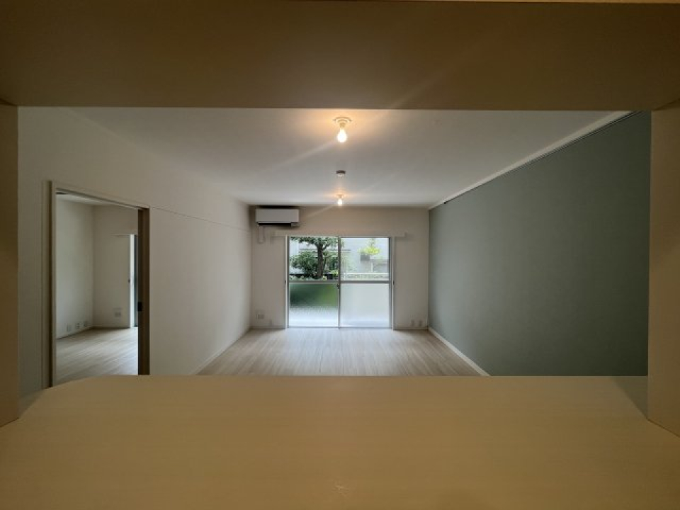 キッチンにある小窓から、リビングにいる家族の様子がうかがえます。