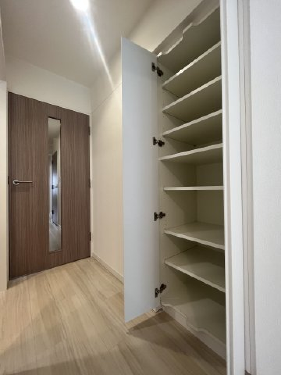 廊下にも収納が設置されています。