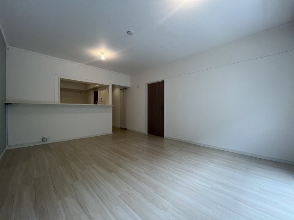 南向きの窓からの光が部屋の奥まで届きます。