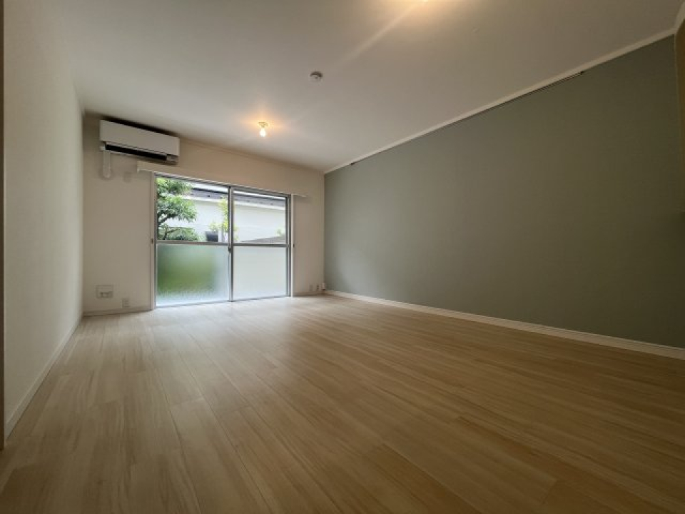 リビングダイニング。壁紙のい色がお部屋のワンポイントになっていてかわいい。