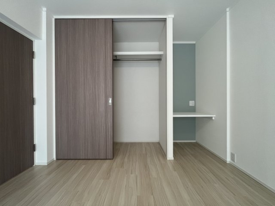 左のクローゼットはハンガーパイプ付きで衣服が収納できます。