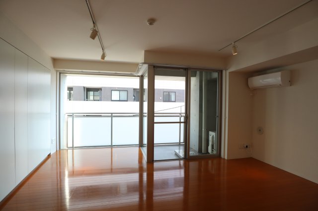 クリアーで抜け感のある窓際