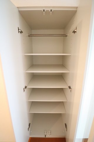 収納は廊下にもあります
