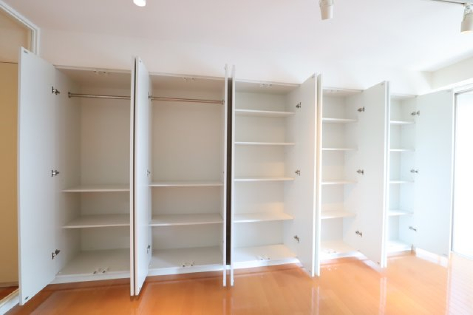 一面に収納スペースがたっぷりと確保されています