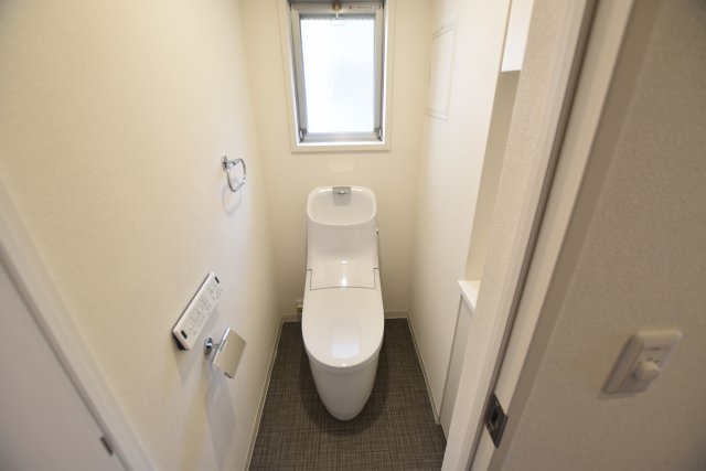 トイレの様子。こちらもタオルハンガーは備え付きです。