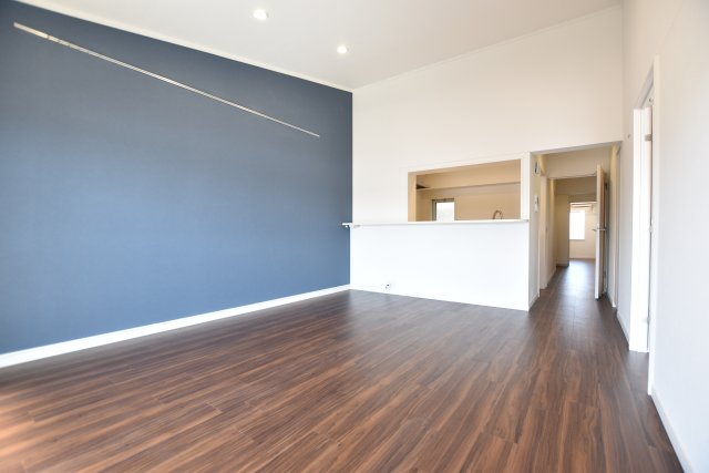 リビングダイニング。青い壁紙が、とってもかわいい。