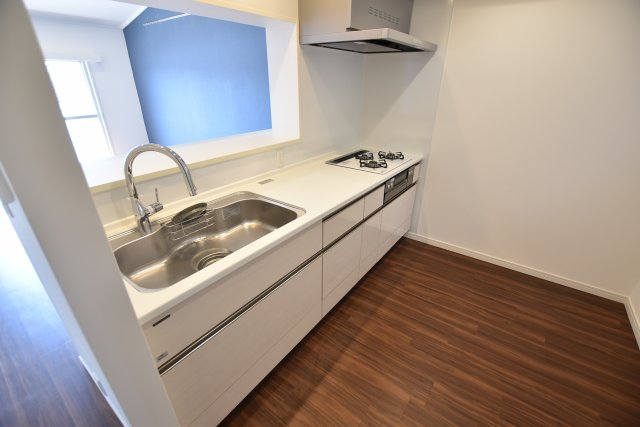 キッチンの様子。リビングを見渡せる小窓があるので、料理をしながら、リビングにいる家族とおしゃべりできますね。