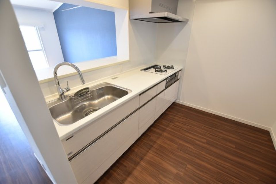 キッチンの様子。リビングを見渡せる小窓があるので、料理をしながら、リビングにいる家族とおしゃべりできますね。