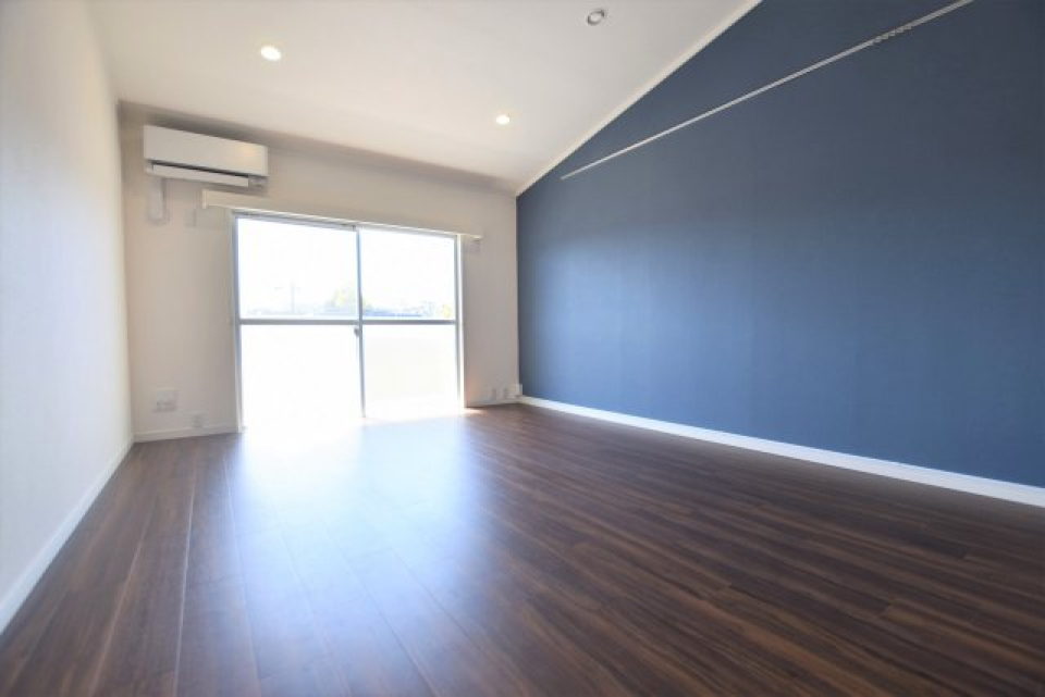 窓は南向きなので、部屋の奥までちゃんと光が届きます。