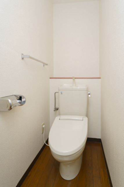 清潔感のあるトイレです。
※写真は同タイプ住戸です。