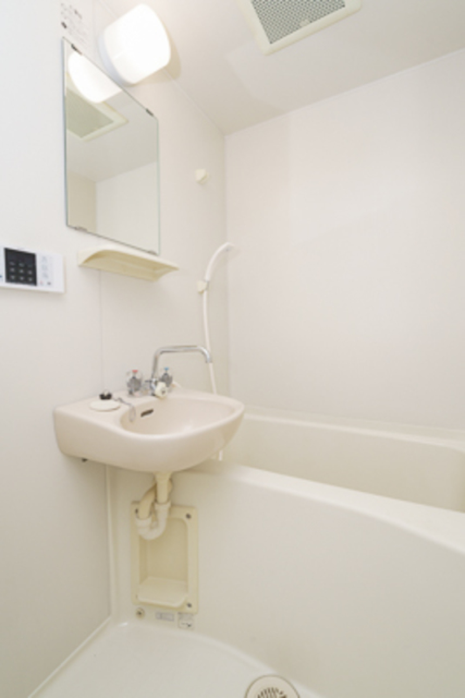 清潔感のある、お風呂と洗面台。あぁ。浴室乾燥機付いてないんだ・・・
※写真は同タイプ住戸です。