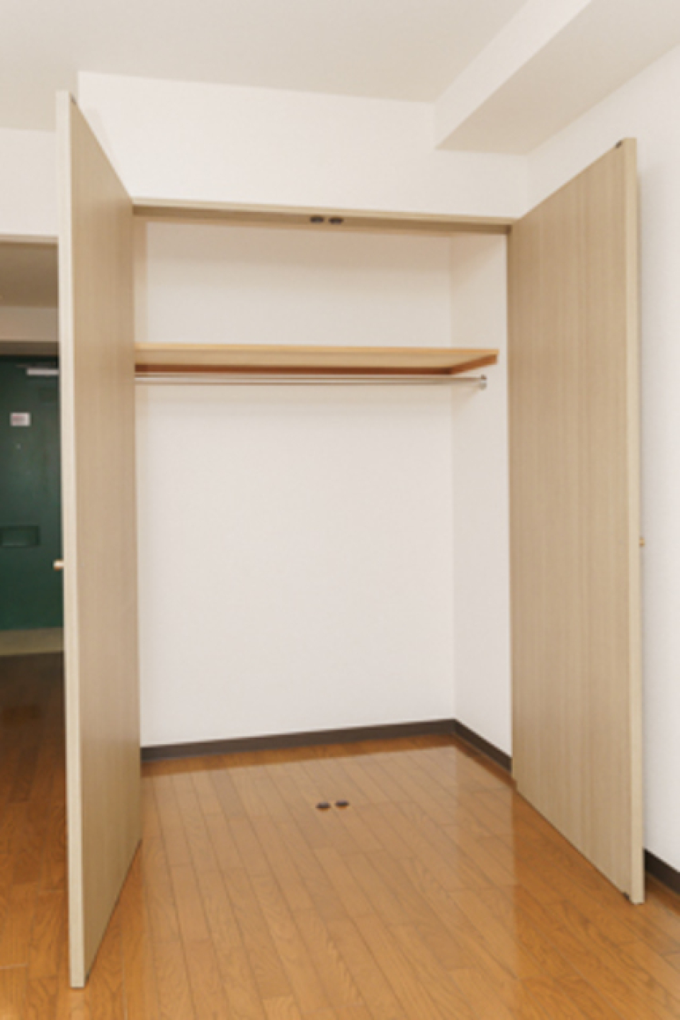 ハンガーパイプが付いている首脳スペース。掛けるだけのカンタン収納ができます。
※写真は同タイプ住戸です。