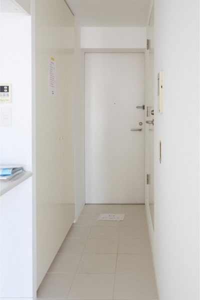 玄関からダイニングキッチンまではタイル床です