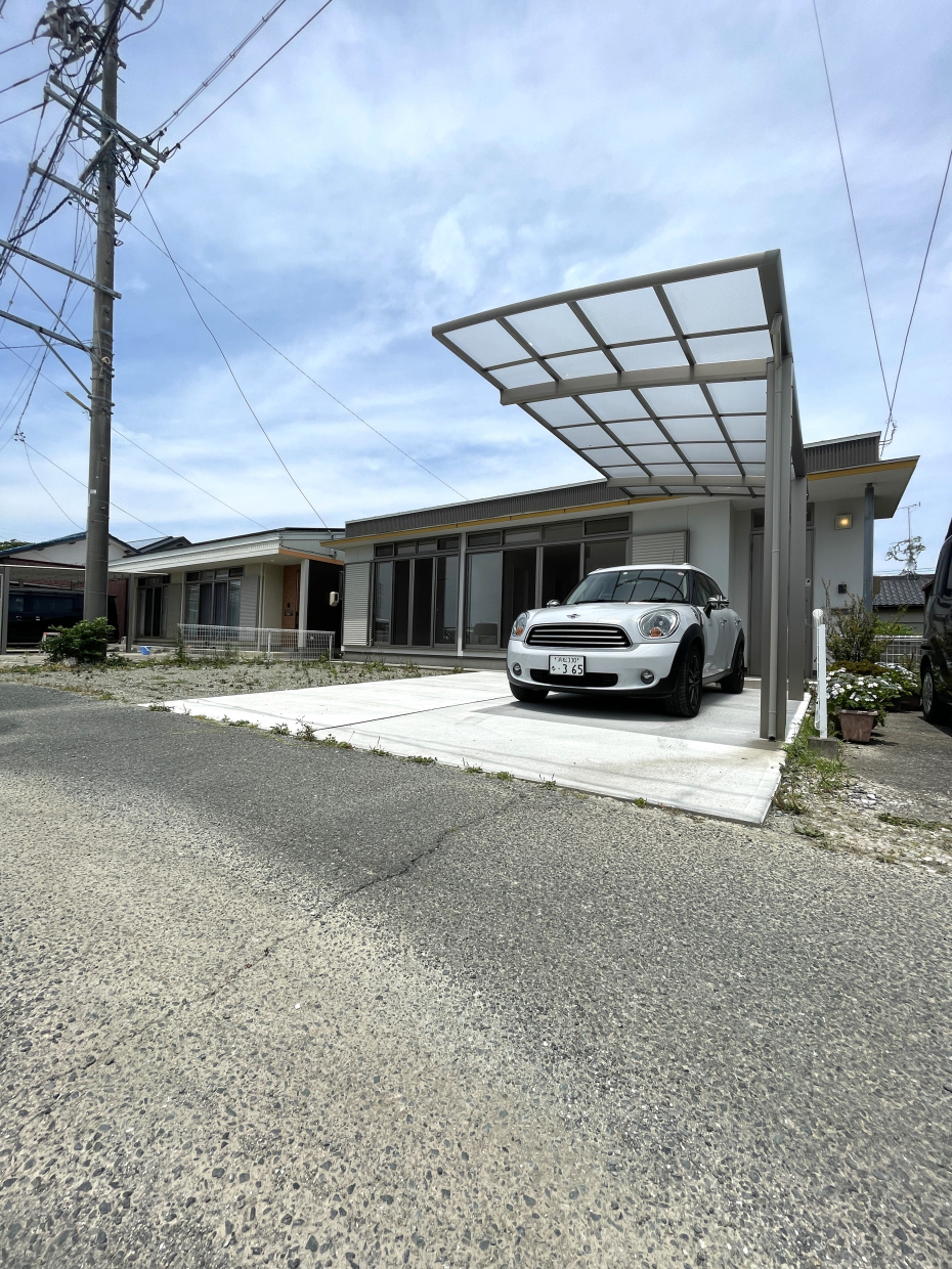 前面道路は2.9mほど。狭めですが交通量は少ないです。