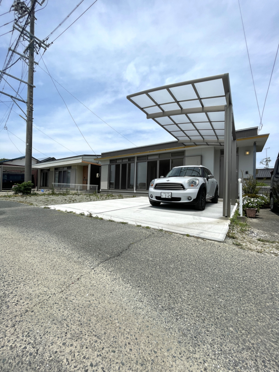 前面道路は2.9mほど。狭めですが交通量は少ないです。