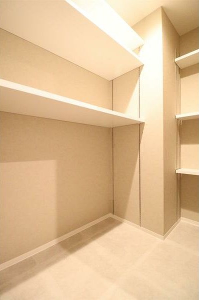 玄関入ってすぐには、シューズインクローゼット？と疑うほどの広さで物置も兼ねているスペースがあります