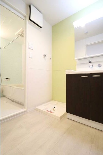 洗面は三面鏡+収納スぺース