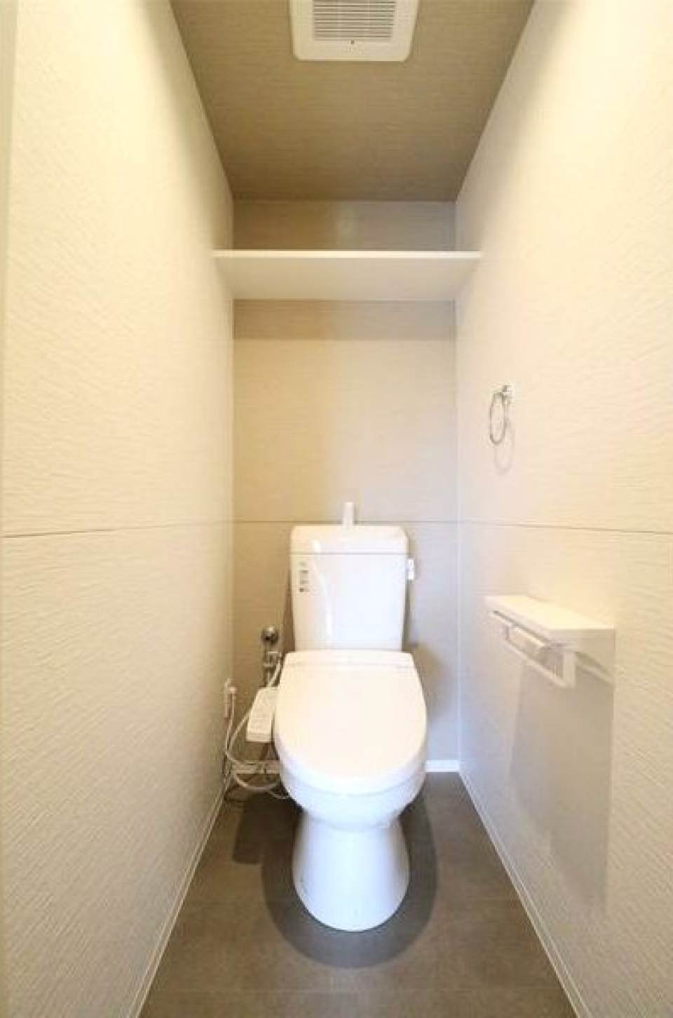 壁に入っている線が気になりそうですが、清潔感・広さは十分ではないでしょうか。