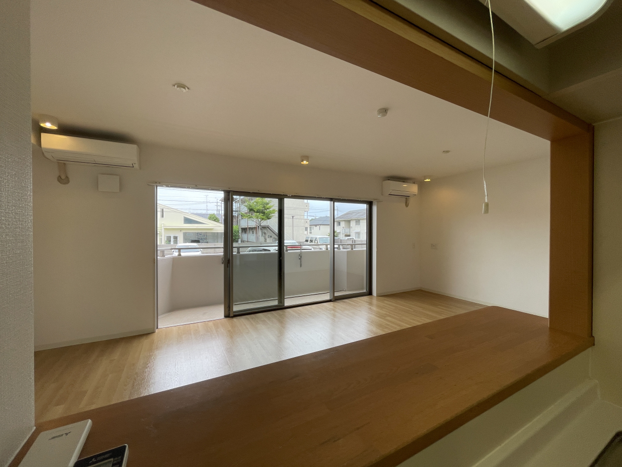 カウンターから、お料理並べるの手伝って～！