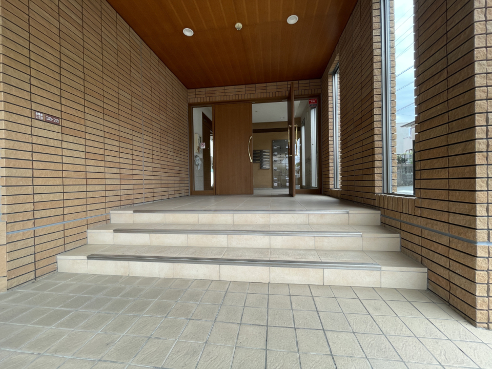 エントランスも重厚感があります。