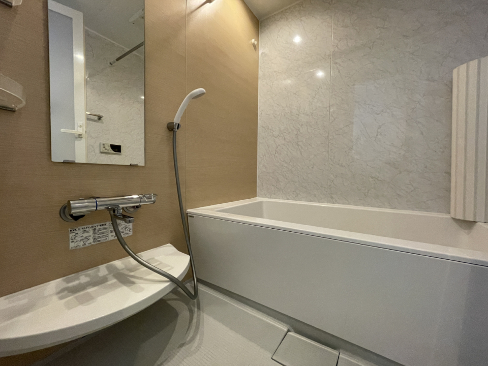 家族みんなで入れる広々お風呂。