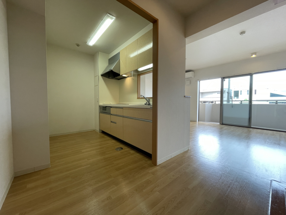 キッチンは独立型。大きな冷蔵庫もOK！スペースあります。