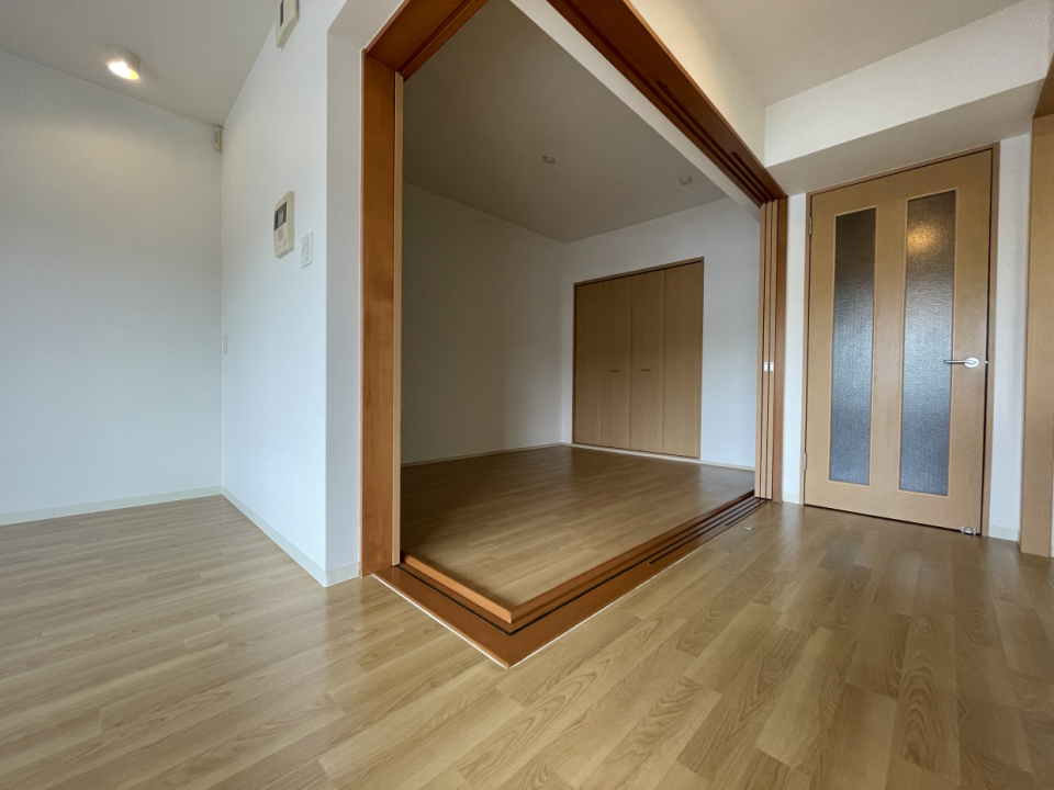 キッチン横は和室から改修。お子さんのプレイルームに。