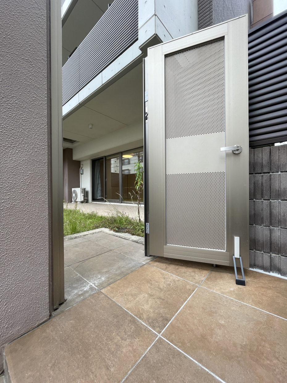 駐車場のすぐ横、テラス側からも入れます。