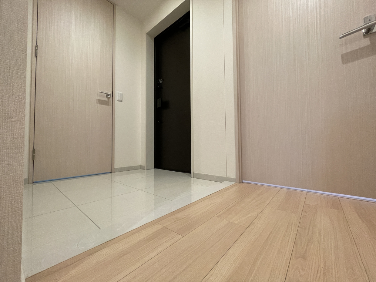 広くはないけど、スッキリしたスマート玄関。そのままシューズインクローゼットへ。