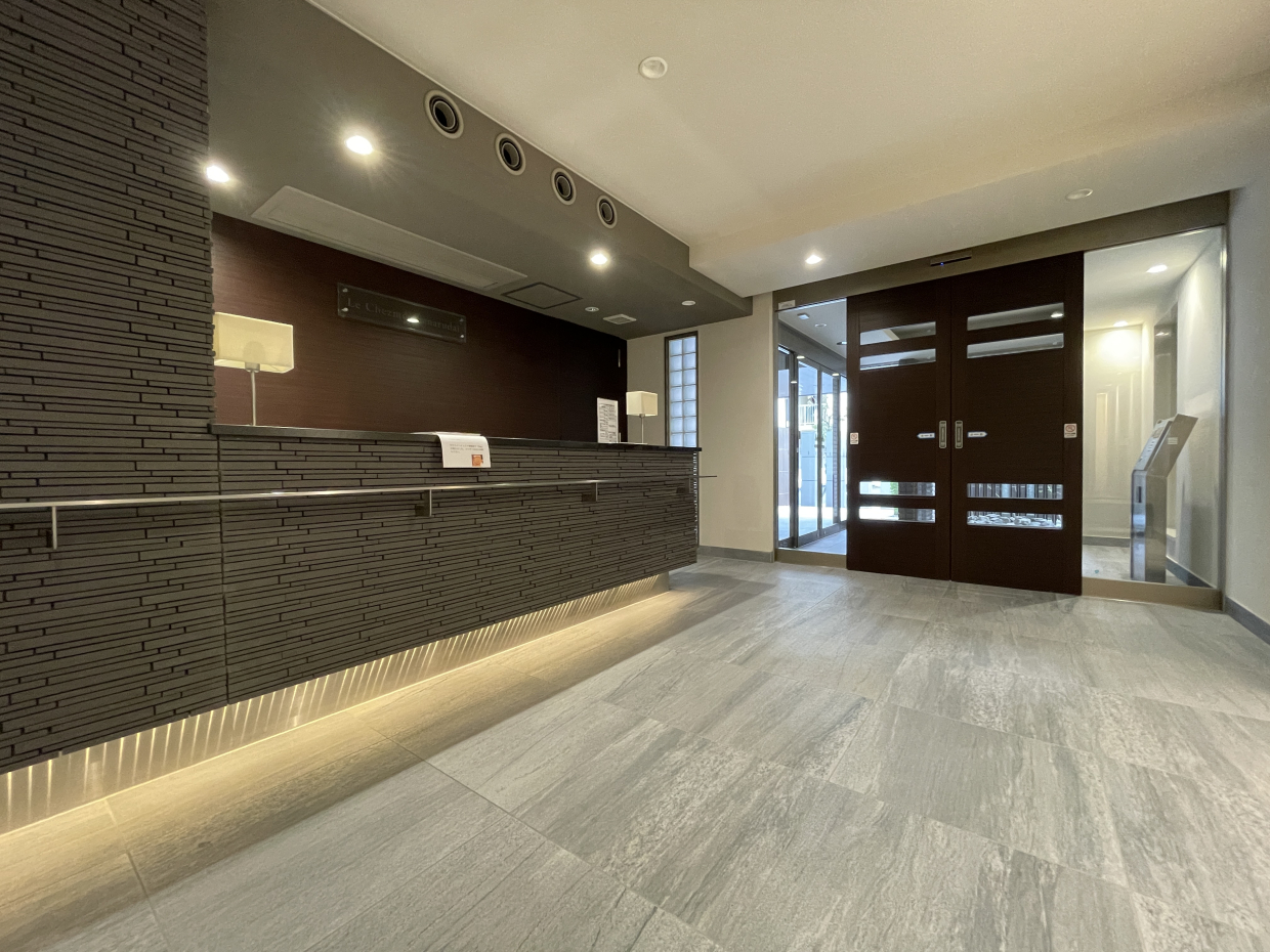 管理人というかコンシェルジュとお呼びした方がいいかも。