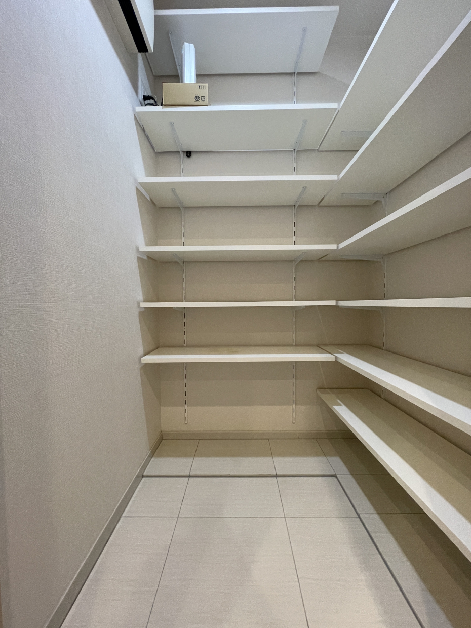 可動棚だから、うまくレイアウトして収納を。