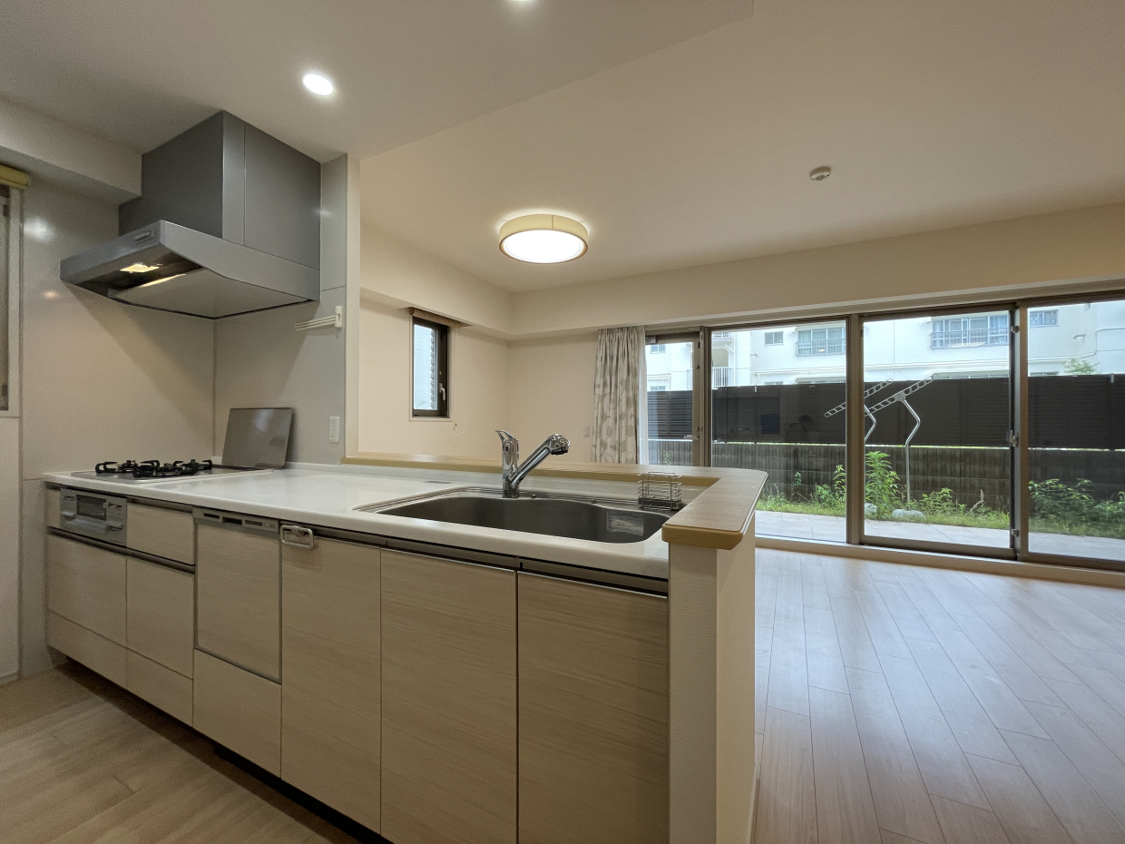 キッチンからの抜けが気持ちいい。