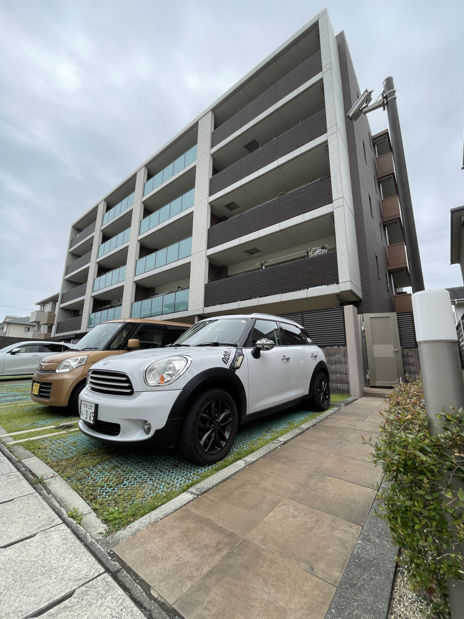 1階の角部屋！駐車場はお部屋の目の前です。