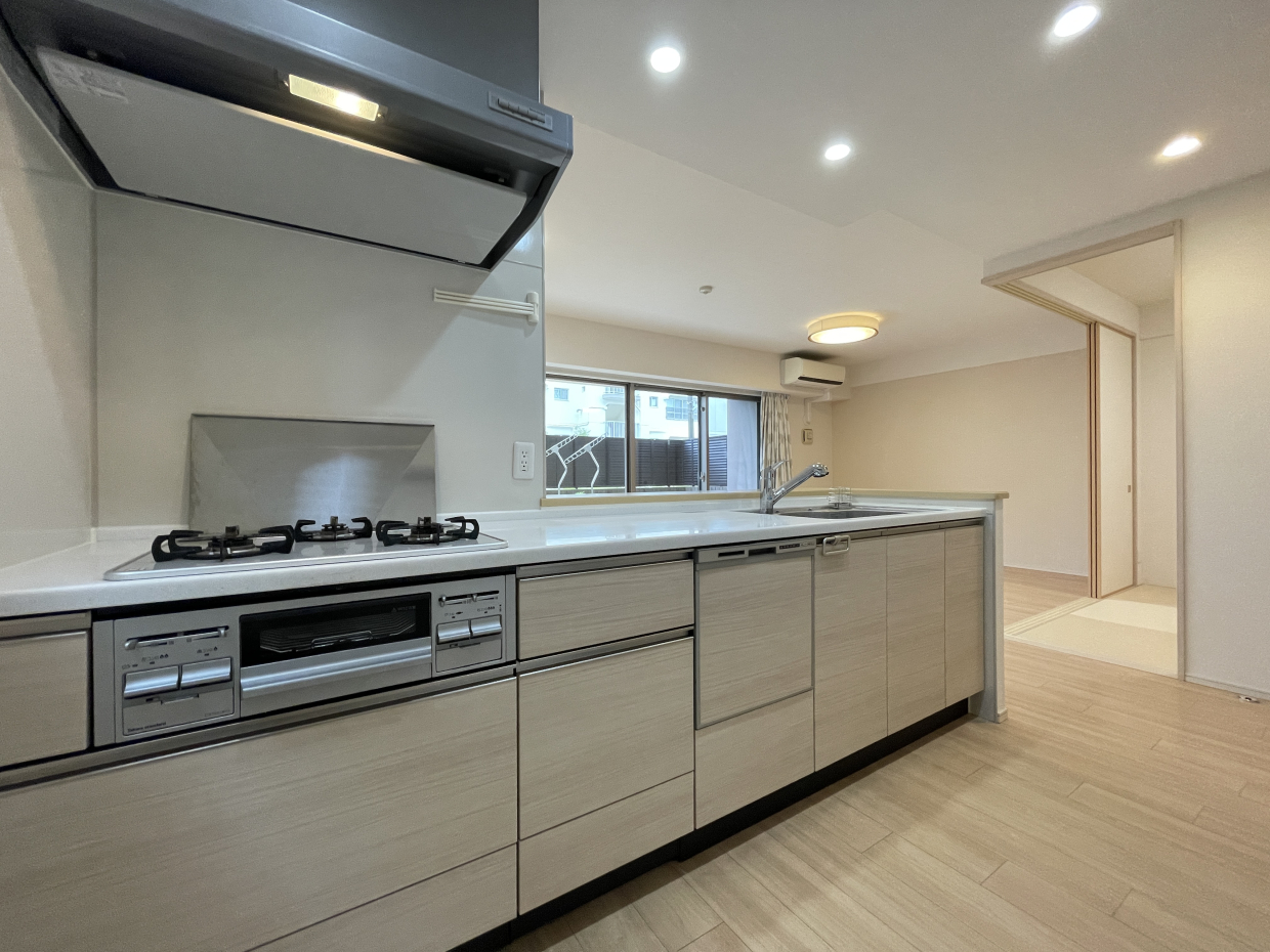 ワイド2.7mのシステムキッチン。