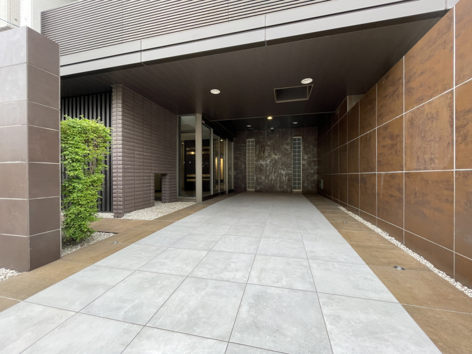 エントランスはホテルのような重厚感！部外者厳禁ですね。