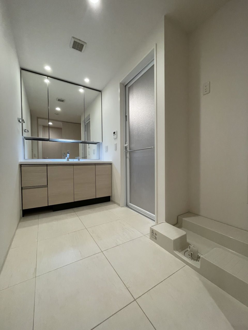 洗面台も当然広い。画角に入っていませんが、左手に収納棚があります。