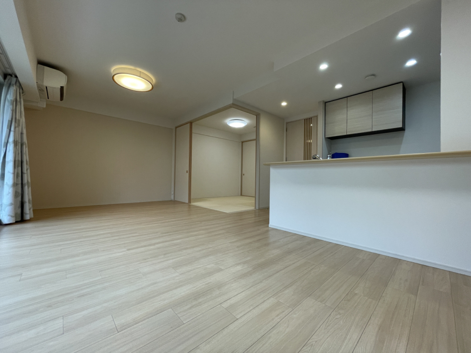 15帖のリビングダイニングと5帖の和室で大きな空間が生まれます。