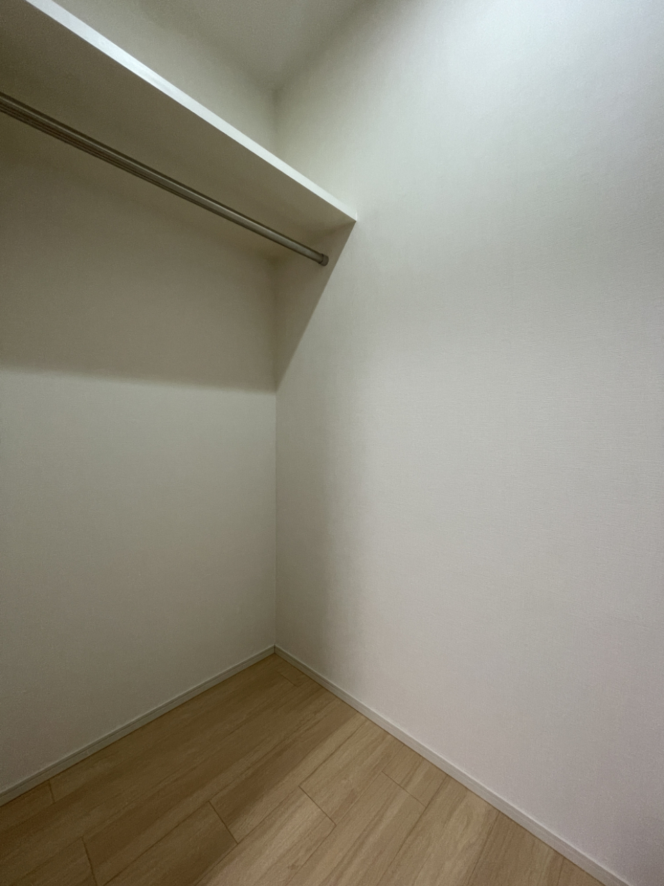 主寝室にはWIC。季節モノはこちらへ。