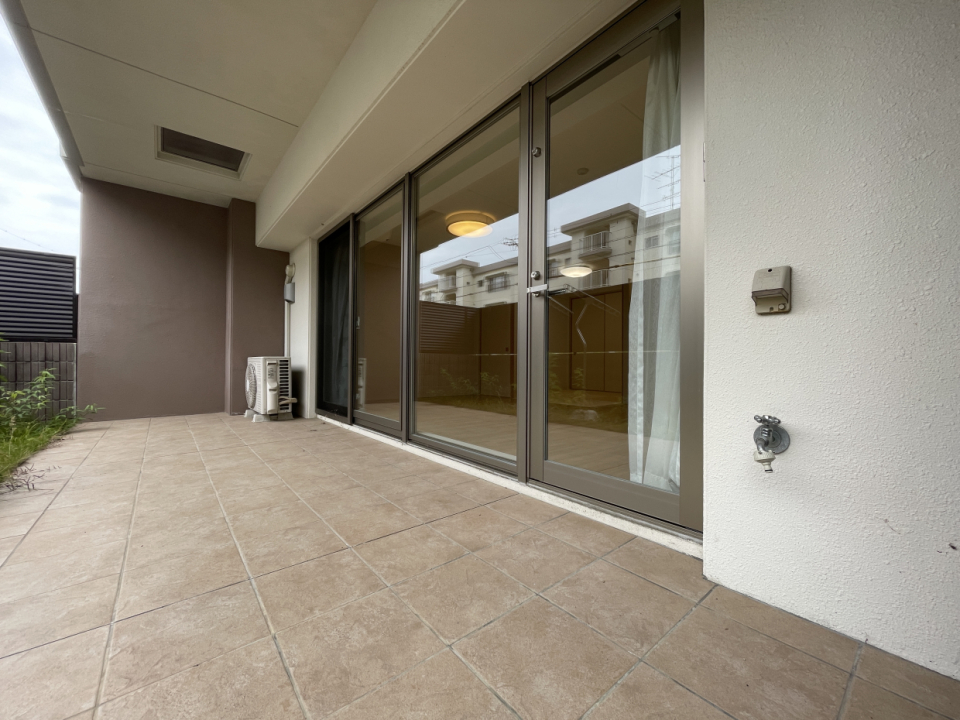 テラスにはもちろん、水栓と電源。プールもできますね！