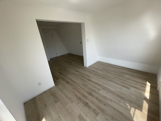 北側は全面勾配壁になっています