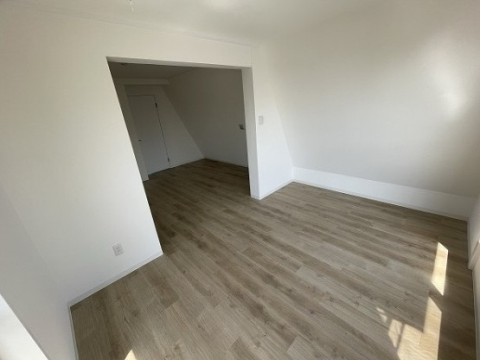 北側は全面勾配壁になっています