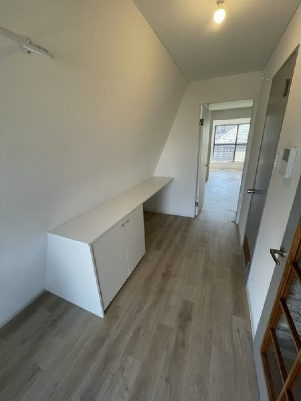 棚部分にはバッグや帽子を平置きできそうです